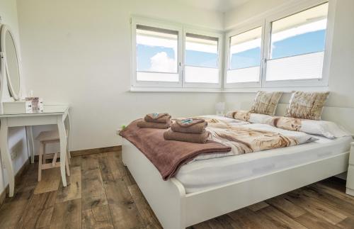 Un pat sau paturi într-o cameră la Luxuriöse Penthaus Wohnung