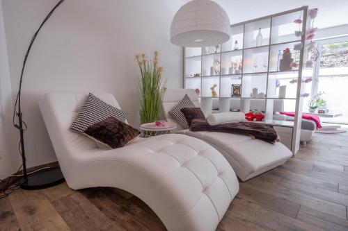 un soggiorno con divano bianco e tavolo di Moderne Souterrain-Wohnung ad Anif