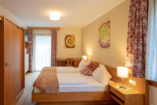 Postel nebo postele na pokoji v ubytování Alpenhotel Badmeister