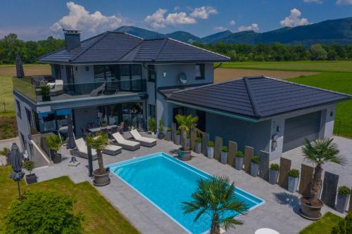 an aerial view of a house with a swimming pool at Luxuriöse Penthaus Wohnung in Anif