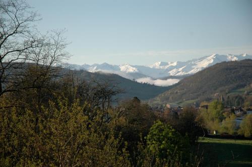 een uitzicht op een vallei met besneeuwde bergen bij Gîte fermier de Saint-Lizier in Saint-Lizier