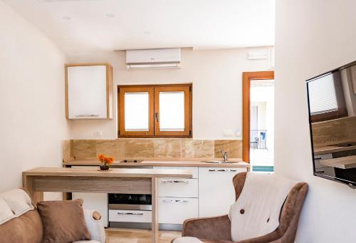 Kuchyň nebo kuchyňský kout v ubytování Waikiki Apartments
