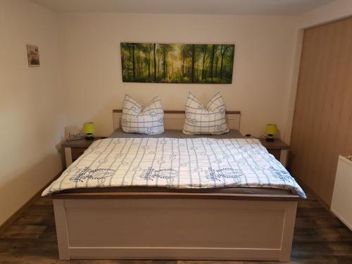 Schlafzimmer mit einem Bett mit blauer und weißer Bettwäsche in der Unterkunft Ankerplatz 23 in Ostseebad Sellin
