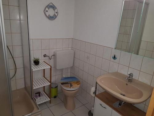ein Bad mit einem WC und einem Waschbecken in der Unterkunft Ankerplatz 23 in Ostseebad Sellin