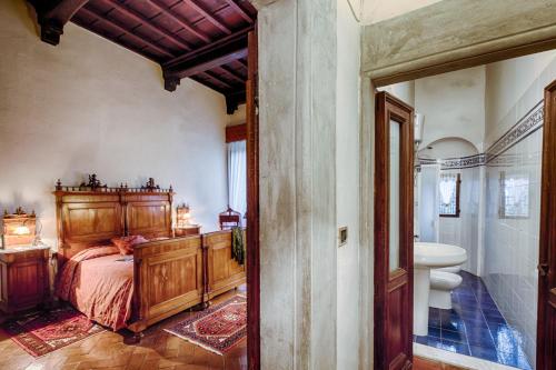 A bed or beds in a room at Villa Campestri Olive Oil Resort