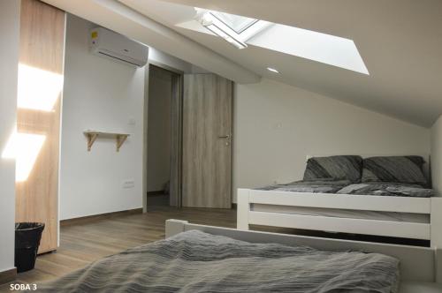 1 dormitorio con 1 cama y tragaluz en Rooms pr zajčku en Tolmin