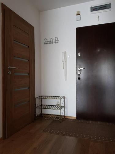 Zimmer mit Holztür und Holzboden in der Unterkunft Apartament w Pobliżu Morza 2 in Kołobrzeg