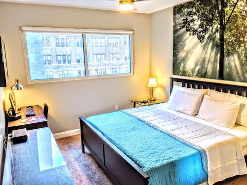 um quarto com uma cama grande e uma janela em Downtown Loft Oasis em Columbus