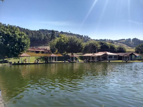 a group of houses on the shore of a lake at Pousada & Pesca Esportiva Fazolin in Socorro