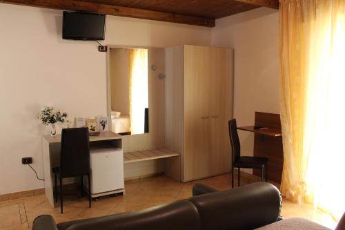 a living room with a couch and a desk with a mirror at B&B La Vigna in Lamezia Terme