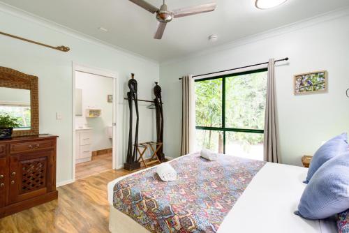 A bed or beds in a room at Red Mill House in Daintree 