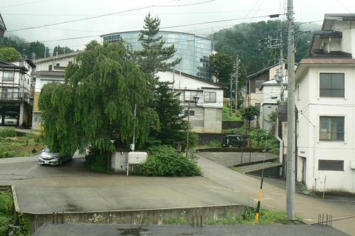 un árbol en un estacionamiento en una ciudad en Fureai No Yado Yasuragi, en Nozawa Onsen