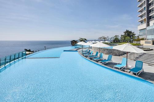 The swimming pool at or close to Lotte Resort Sokcho