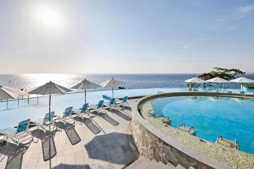 The swimming pool at or close to Lotte Resort Sokcho