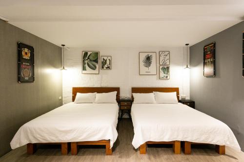 A bed or beds in a room at Kenting Location Hotel - Loving Nan Wan