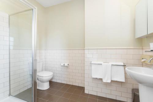 
A bathroom at Launceston Central Apartment Hotel
