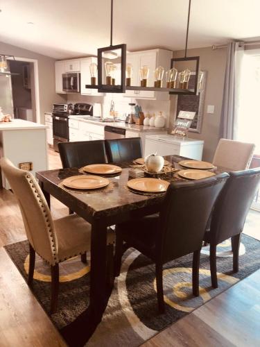 a dining room table and chairs in a kitchen at Sedona Red Rock Garden of Paradise Pets friendly and Hot tub in Sedona