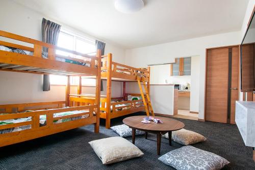 Bunk bed o mga bunk bed sa kuwarto sa Stay Asahikawa Koto