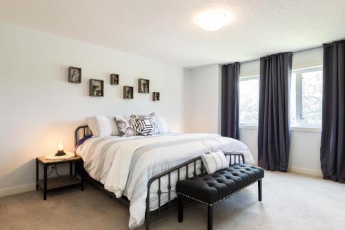 Un dormitorio con una cama grande y una ventana en Mountain House, en Edmonton