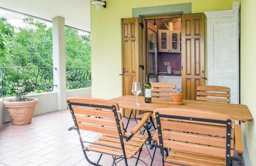 Branik的住宿－ČEBRON FAMILY ESTATE，一间带木桌和椅子的用餐室