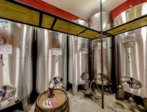 un tas de réservoirs en argent dans une pièce dans l'établissement ČEBRON FAMILY ESTATE, à Branik