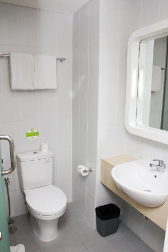 Un baño de Zest Legian by Swiss-Belhotel International