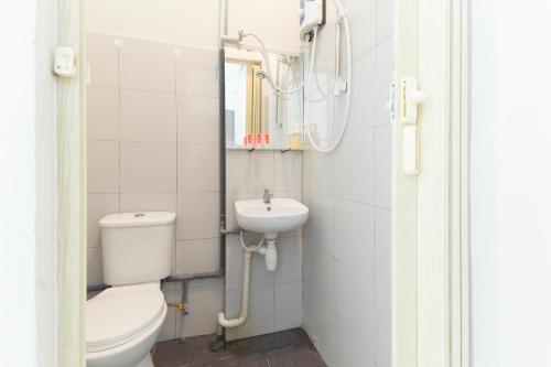 a bathroom with a toilet and a sink at OYO 1189 Big C Motel in Kuah