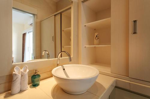 baño con lavabo en la encimera en Villa Julie, en Seminyak