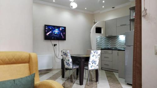 cocina con mesa y sillas en una habitación en Apartment Face en Batumi