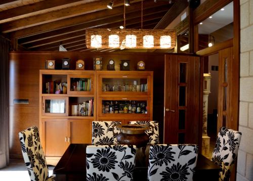 een eetkamer met 2 stoelen en een tafel bij CASA RURAL VERSOS in San Martín del Castañar