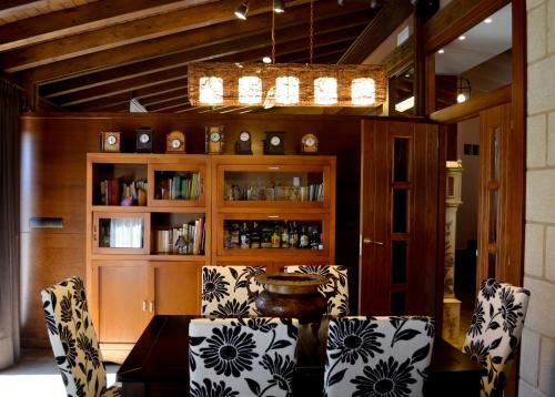 ein Esszimmer mit 2 Stühlen und einem Tisch in der Unterkunft CASA RURAL VERSOS in San Martín del Castañar