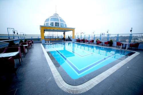 uma piscina no topo de um navio de cruzeiro em Rg Royal Hotel em Bangalore