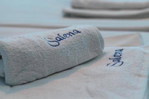 un primo piano di carta igienica su un tavolo di Salena Beach Hotel a Primorsko