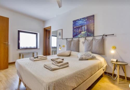 ヴェローナにあるCasa Gallieno nel cuore di Veronaのベッドルーム1室(大型ベッド1台、タオル付)
