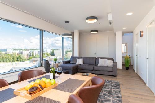 Central Lootsi Penthouse في تالين: غرفة معيشة مع طاولة وأريكة