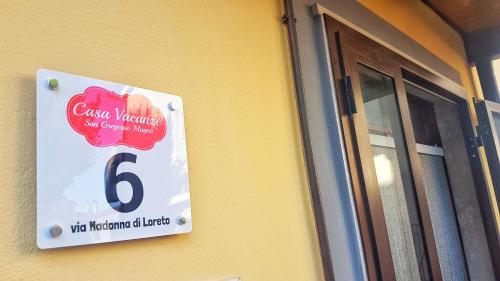 a sign on the side of a building with a window at Casa Vacanze San Gregorio Magno in San Gregorio Magno