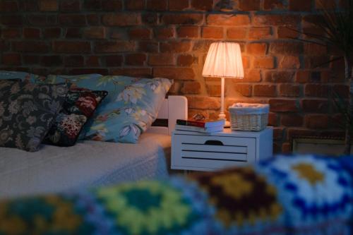 Una cama o camas en una habitación de Tukej apartament na Nikiszu