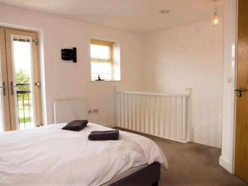 a bedroom with a bed with two towels on it at Impressive Urban Townhouse - Leeds City Centre in Leeds
