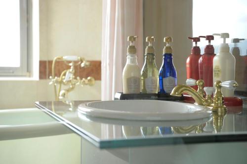 山形的住宿－山形會社酒店，一个带水槽和一组瓶子的浴室台面