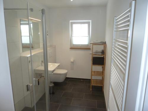 uma casa de banho com um WC e um lavatório em Auszeit em Bell