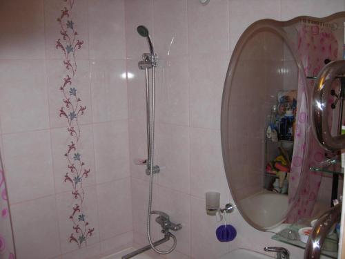 y baño con ducha, lavabo y espejo. en Happy Land, en Jūrmala