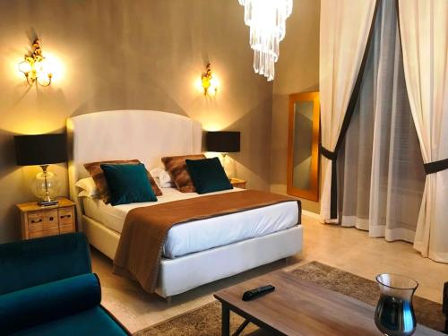 ローマにあるDi Rienzo Residencesのベッドルーム(大型ベッド1台、ソファ付)