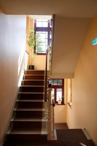 Una escalera en una casa con ventana en Hotel Reutterhaus en Gardelegen