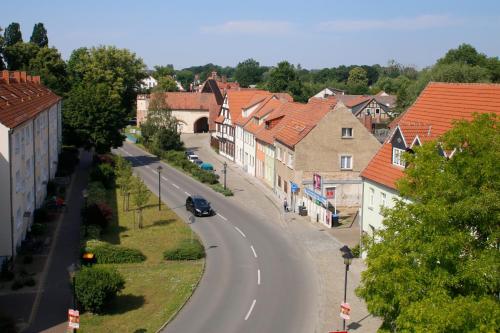 un coche conduciendo por una carretera en un pueblo en Hotel Reutterhaus, en Gardelegen