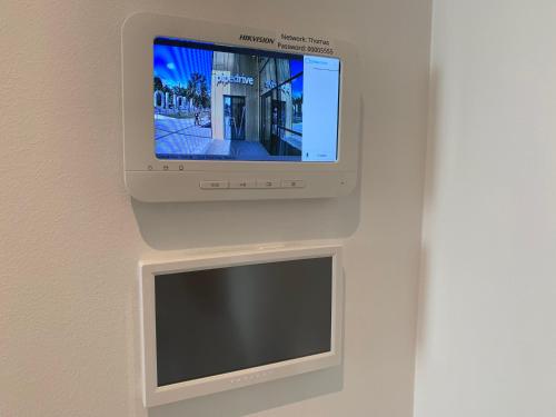 Una televisión o centro de entretenimiento en Orange Apartments Tower & Free Parking