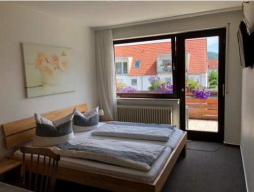 - une chambre avec un lit et une grande fenêtre dans l'établissement Gasthof ´s Gräbele, à Tübingen