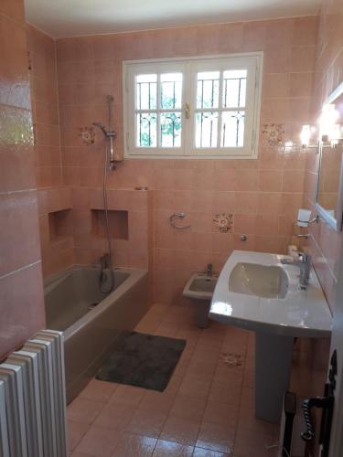 Ванная комната в La Maison au Cœur de l Auvergne