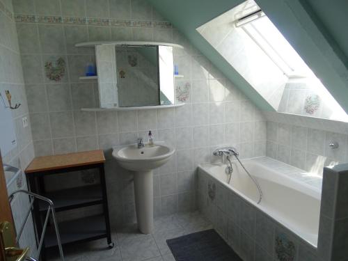 ein Badezimmer mit Waschbecken und Badewanne und Waschbecken in der Unterkunft Le Cottage " Village de La Ruée " Location de vacances in Plurien