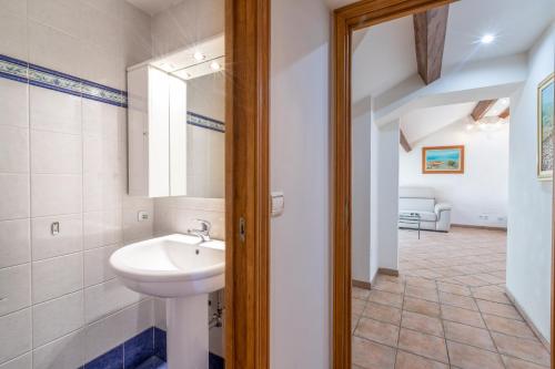 une salle de bain avec un lavabo et un miroir dans l'établissement Le Macé, à Cannes