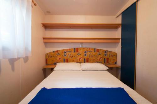 En eller flere senge i et værelse på Camping Village Cavallino